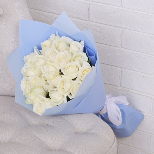 Купить на заказ Букет из 21 белой розы с доставкой в Аральске