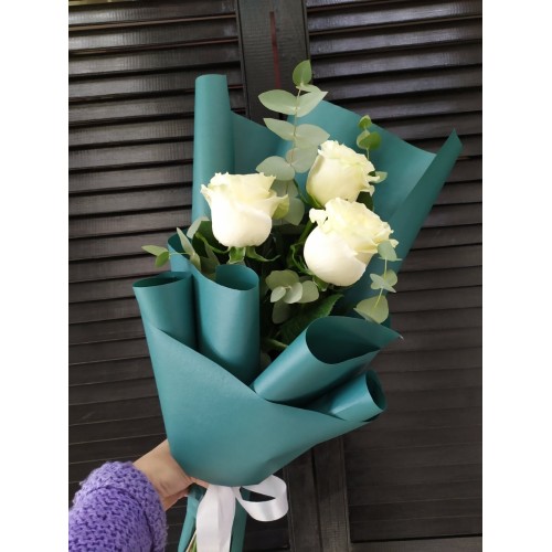 Купить на заказ Букет с белыми розами, 3 шт с доставкой в Аральске