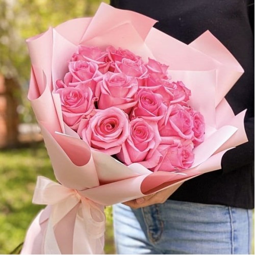 Купить на заказ Букет из 19 розовых роз с доставкой в Аральске