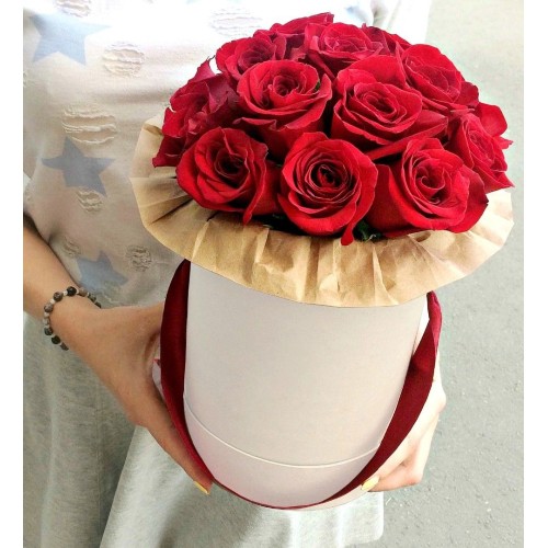 Купить на заказ 11 красных роз в коробке с доставкой в Аральске