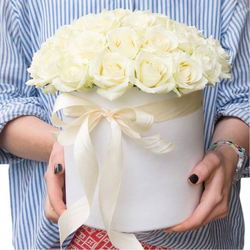 Купить на заказ 25 белых роз в коробке с доставкой в Аральске