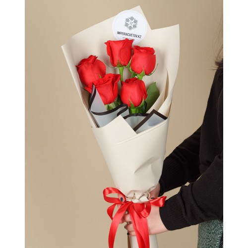 Купить на заказ Букет из 5 красных роз с доставкой в Аральске