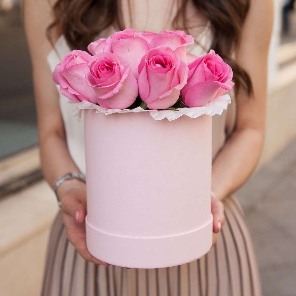 9 pink roses in a box