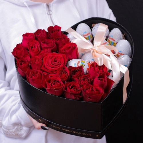 Купить на заказ Коробка роз и киндеров с доставкой в Аральске