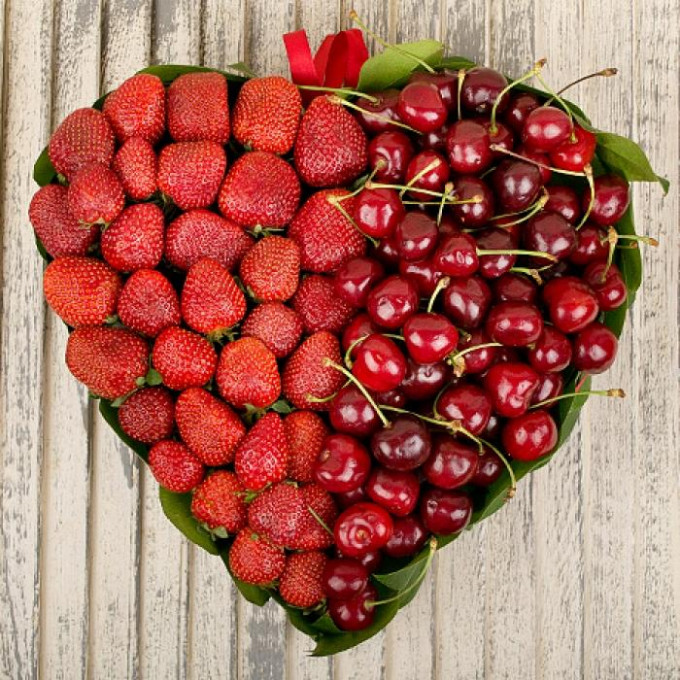 Коробка "клубника и черешня"