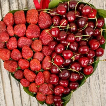 Коробка "клубника и черешня"